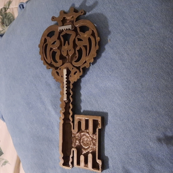 Crown skeleton key Vintage wall decor Bronze 1970's - Picture 3 of 4